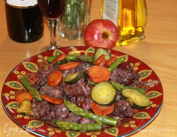 Выложить мясо с овощами на тарелку и посыпать петрушкой. (про петрушку я благополучно забыла)