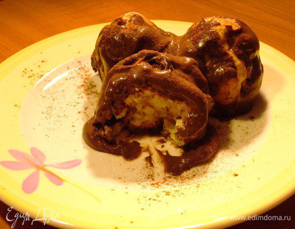 Окунаем готовые шу в остывший шоколадный крем. Подаём в охлаждённом виде. Одним словом, наслаждаемся!!!