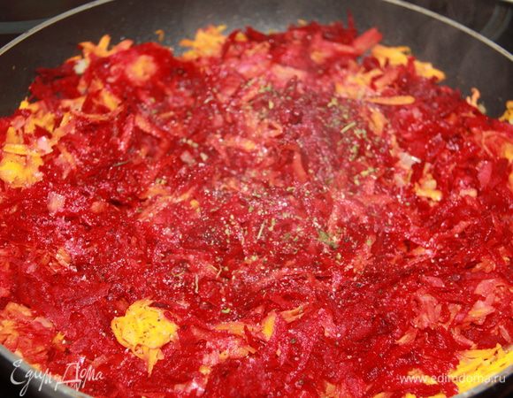 Свёклу и морковь натереть на тёрке, лук порезать кубиком. Обжарить овощи на постном масле, посолить, поперчить.