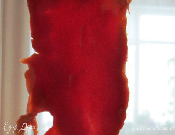 Салат готовится непосредственно перед подачей. Предварительно мясо на 10 минут положите в морозилку, чтобы удобнее было нарезать. Слегка подмороженную говядину наежьте тонкими ломтиками, толщина видна на фото. Затем нарежьте тонкими полосками как для бефстроганов. Замаринуйте на 10 минут в смеси соевого соуса и 1 ст. л. оливкового масла.