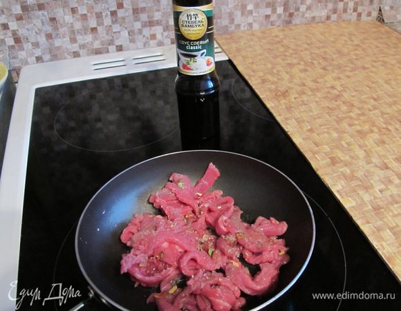 В течении 5–8 минут обжарьте мясо на сильном огне, добавив еще одну ложку оливкового масла. Мясо снимите с огня и слегка остудите.