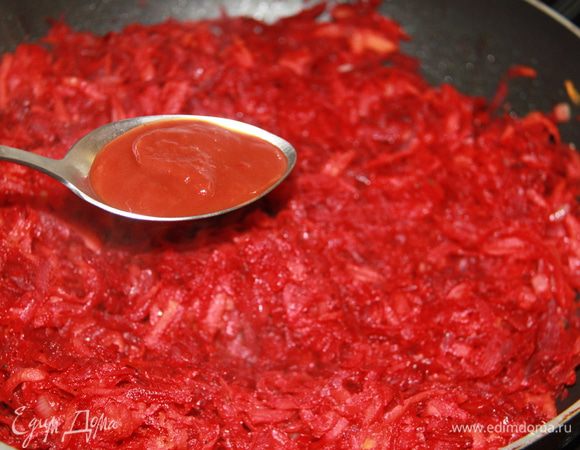 К овощам добавить кетчуп, перемешать и остудить.