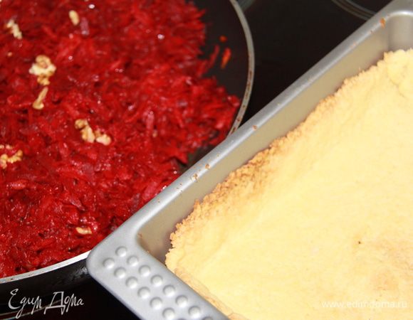 Выпекаем при 190*С. Через 15-20 минут корж готов! В овощи я ещё добавила горсть грецких орехов. Они со свёклой очень дружат.