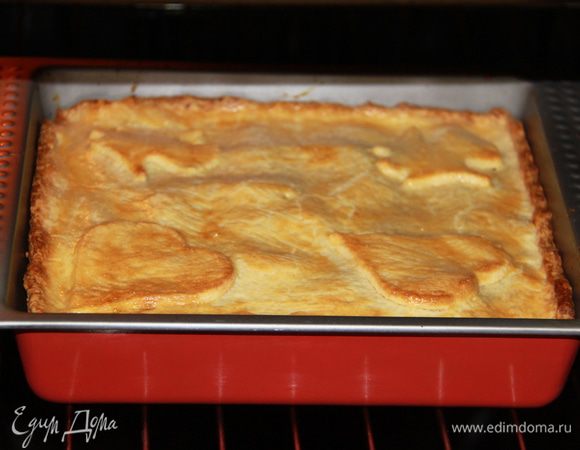 Раскатываем мЕньший пласт теста, накрываем овощи. Украшаем из остатков теста и смазываем яйцом. Выпекаем 15-20 минут при 180*С.