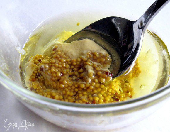 Чеснок пропустите через пресс. Смешайте с двумя видами горчицы и маслом.