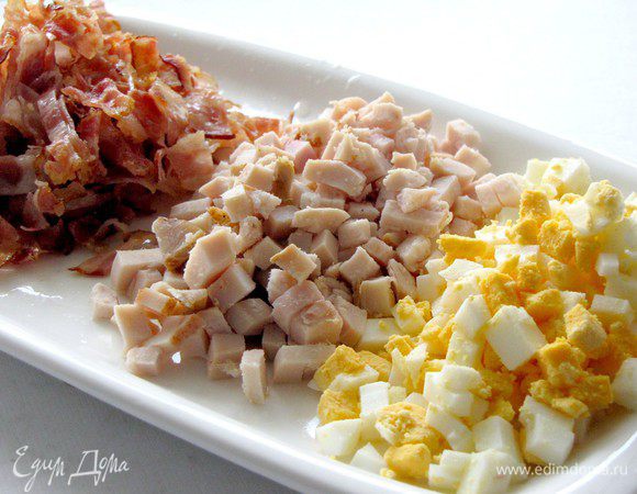 Все ингредиенты для салата (кроме салатных листьев) нарежьте небольшими кубиками или короткими полосками.