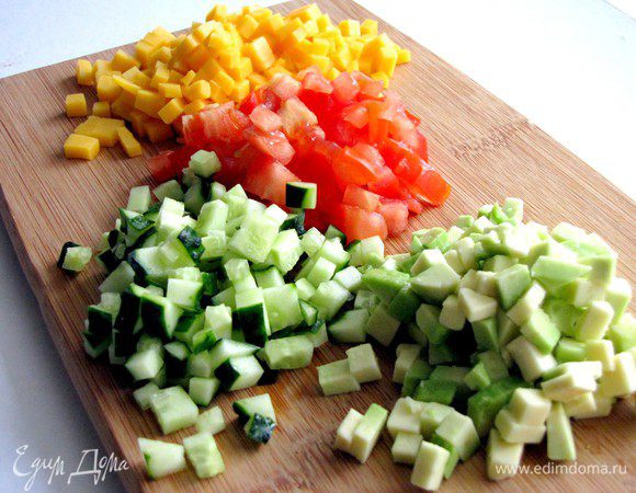 У меня, к сожалению, не было сельдерея, пришлось заменить огурцом.