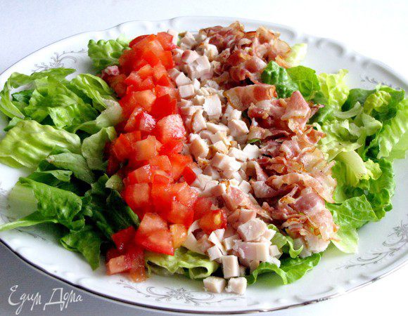 Сверху полосками выложите остальные ингредиенты.