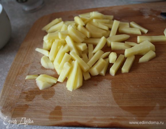 Самое сложное в этом салате,это порезать и пожарить картошку))). Сначала чистим и замачиваем наш картофель на 30 минут, чтобы ушел крахмал. Обсушиваем и нарезаем тонкой соломкой.