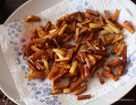 В глубокую сковороду наливаем растительное масло толщиной примерно с палец, разогреваем и обжариваем наш картофель до золотистого цвета. Выкладываем картофель на салфетку, чтобы ушел лишний жир.