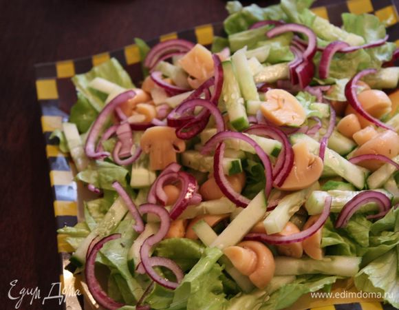 Тем временем нарезаем все остальные ингредиенты. Огурец тонкой соломкой, красный лук полукольцами, шампиньоны напополам, зеленый салат рвем руками или режем. Все перемешиваем и поливаем соевым соусом.