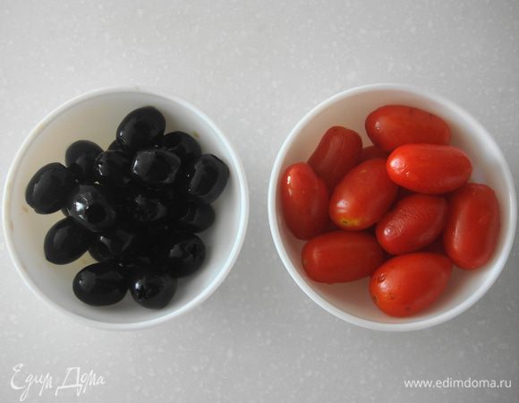 Подготовила томаты и оливки. Помидоры помыла, обсушила, с оливок дала хорошенько стечь жидкости.