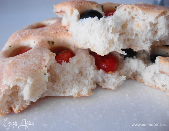 Вот такая получилась на изломе.
Кстати, тесто, переночевавшее в холоде и только приготовленное, ведёт себя по-разному.... В только приготовленном пузырьки воздуха получаются большими, а в отлежавшемся на холоде вот такие мелкие.... Это из моих личных наблюдений.