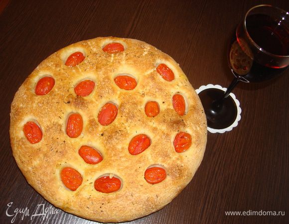 А эта фокачча, подсмотренная у Юлии Высоцкой, с помидорами и базиликом. Очень ароматная.
http://www.edimdoma.ru/retsepty/24803-fokachcha-s-pomidorami-i-bazilikom