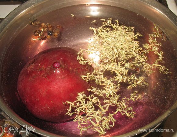 Отвариваем свеклу, в воду добавляем 1 ст.л. яблочного уксуса, черный перец горошком и тимьян. В следующий раз буду запекать, печеная свекла вкуснее.