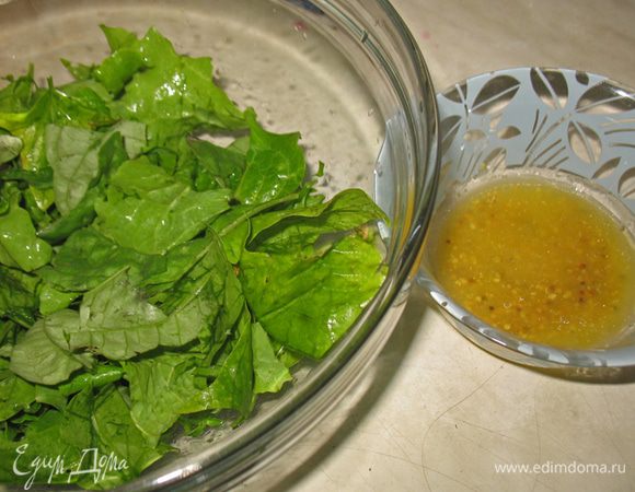 Листья салата моем, сушим. Готовим заправку - смешиваем горчицу, оливковое масло, яблочный уксус, соль и перец. Все хорошо перемешиваем.