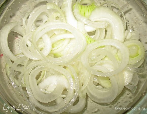 Вынимаем лук с холодильника, сливаем воду и возможно вынимаем нерастаявший лед.