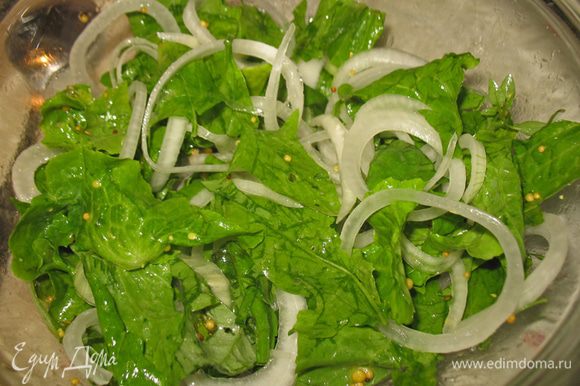 К листьям салата добавляем лук и заправляем, солим, перчим и если необходимо добавляем еще яблочный уксус или лимонный сок.