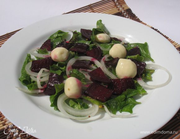 Листья салата выкладываем на тарелку сверху кладем карамелизированную свеклу и моцареллу. Это делается для того чтобы свекла не передала цвет всему остальному. Солим перчим и сбрызгиваем оливковым маслом.