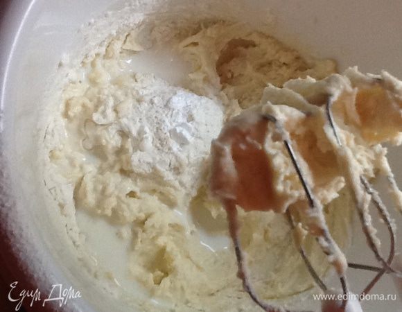 ТЕСТО: Добавить к взбитой массе творог, молоко, масло - смешать ингредиенты и, продолжая помешивать, добавить просеянную муку и разрыхлитель. Тесто получается липким и достаточно вязким. Распределить тесто по смазанной маслом форме, убрать в холодильник.