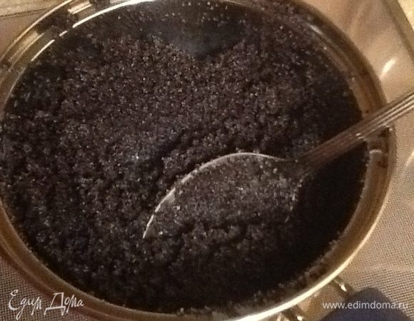 ВЕРХУШКА: Мак смешать с сахаром и молоком в маленьком ковшичке и варить до кипения, постоянно помешивая. После убавить огонь, и варить смесь еще 5-7 минут. Потом оставить остужаться.