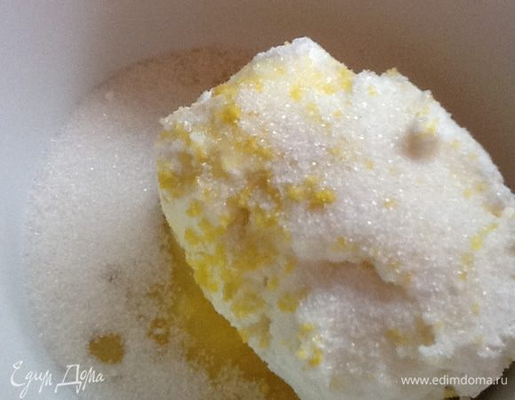 НАЧИНКА: Творог смешать с лимонной цедрой, сахаром, манкой, яйцами.