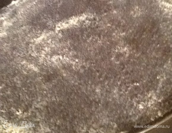 Достать из холодильника тесто, вылить на нее начинку, сверху распределить маковую смесь (Кстати, если творожный и маковый слои можно поменять местами!). Поставить пирог в духовку на 180 гр. на 35-40 минут. Убрать в холодильник на 4 часа, а лучше на ночь!
Приятного аппетита!