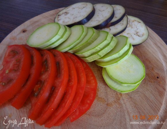 Овощи и зелень, вымыть, обсушить. Кабачок, баклажан и помидор порезать колечками толщиной 3-4 мм, баклажан присыпать солью и оставить на 10-15 минут.