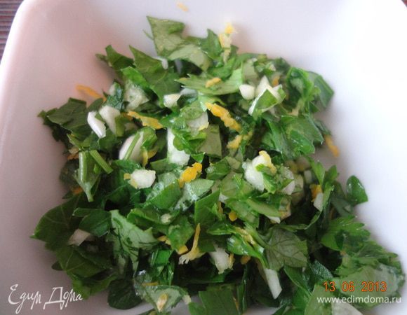 Петрушку и чеснок измельчить и смешать с мелко натертой цедрой лимона.