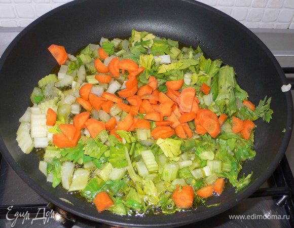Мелко нарезаем сельдерей и морковь. Обжариваем около 10 минут. 