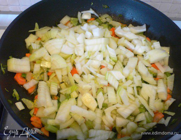 Режем лук и добавляем. Обжариваем до прозрачности. 