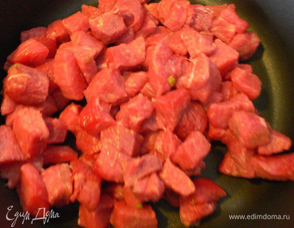 Пока жарятся овощи, нарезаем мясо мелкими кусочками, примерно 1,5 на 1,5 см. 
