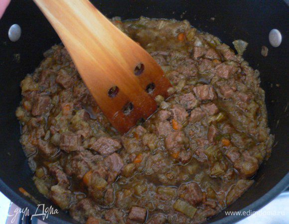 За полчаса до готовности толчем мясо деревянной лопаткой, оно должно легко поддаваться, так как к этому времени достаточно растушено. 
Варим макаронные изделия, и готово )) осталось только  перемешать их с мясом. 