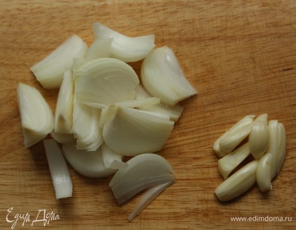 В оригинальном рецепте нужны маленькие луковицы. У меня их нет, поэтому я взяла обычную луковицу. Лук и чеснок порезать крупно. 
