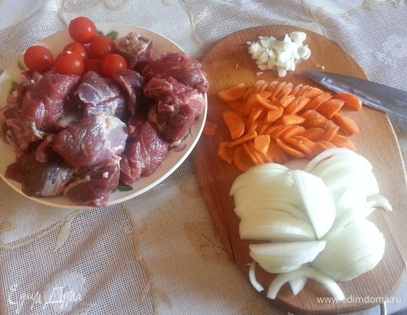 Мясо баранины промыть, обсушить бумажным полотенцем и нарезать порционными кусками. Репчатый лук и морковь нарезать полукольцами толщиной не менее 3 мм. Чеснок нарезать перьями. Свежего сельдерея в моем холодильнике не нашлось, заменю сушеным. Его следует нарезать ломтиками средней толщины.