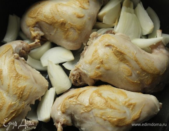 Мясо посолить, поперчить и намазать горчицей.  Растопить сливочное масло, положить мясо, лук и чеснок.