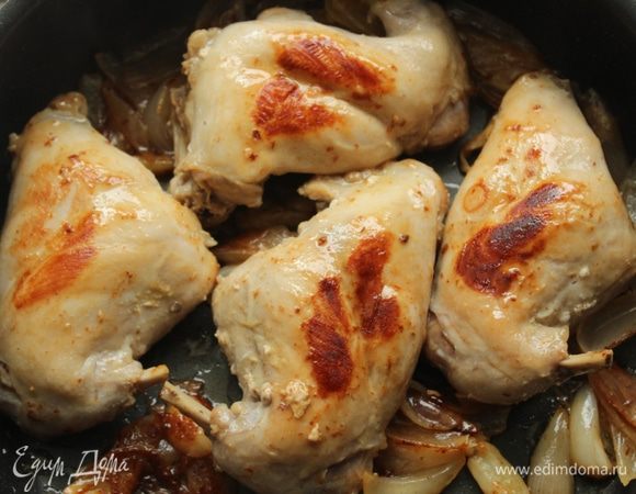 Обжарить до золотистой корочки на сильном огне. 