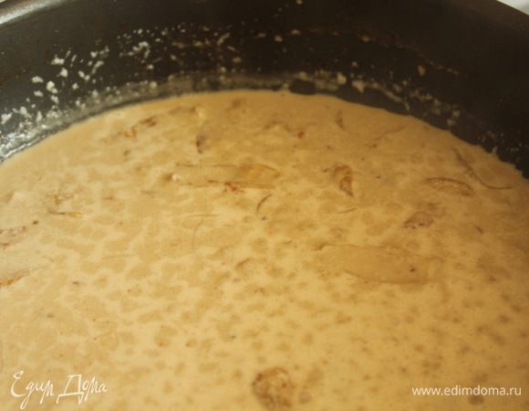 Выложить мясо и грибы на блюдо, к бульону в жаровне добавить сливки. Если бульона почти нет, то добавить воды. Довести до кипения, добавить лимонный сок и по необходимости специи.