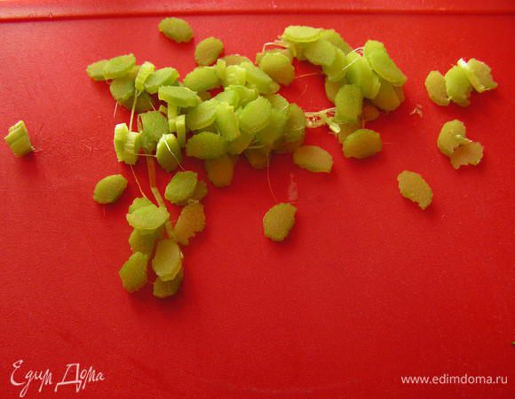 очистить и нарезать тонко ревень