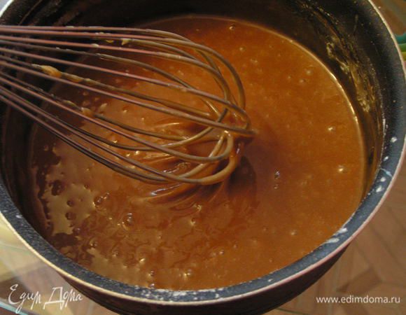добавить муку и тщательно перемешать венчиком до однородной массы карамельного цвета