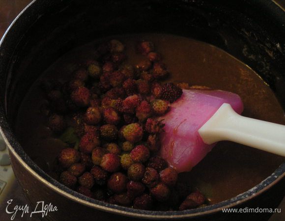 смешать тесто с ревенем и ягодами
духовку разогреть до 180 гр., тесто разложить по формочкам  или одной большой форме и выпекать 25-30 минут