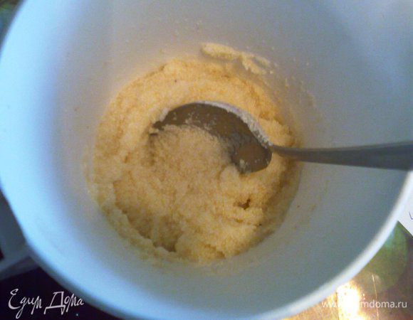 Для начала манку зальём кипятком и оставим набухать.