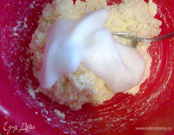 Белки взбить со щепоткой соли в пену и аккуратно ввести к творожной массе.