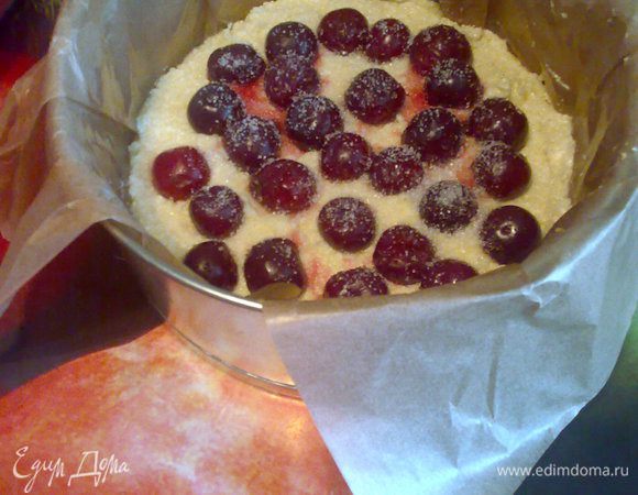 Половину теста выложить в смазанную форму, затем распределить вишни (косточки удаляла по старинке, с помощью булавки), оставшееся тесто.