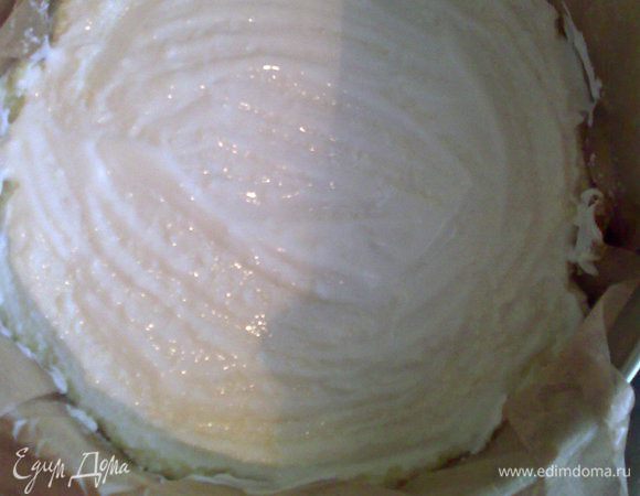 Поверх теста размазать сметану.Выпекать в разогретой до 180° духовке ~ 40 минут.