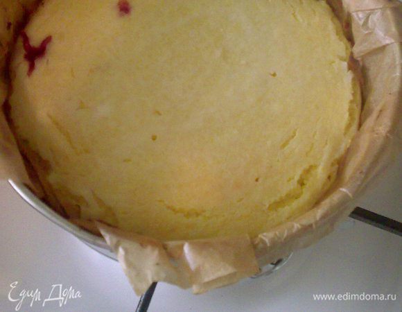 Готовый пудинг охладить и только после можно разрезать, иначе развалится.