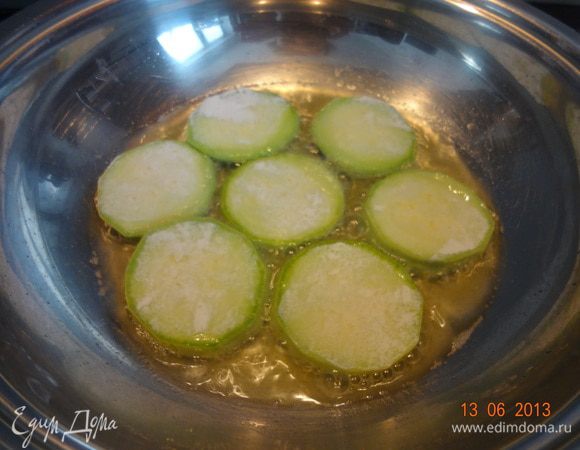 Баклажаны промыть, обсушить от лишней влаги, на разогретой сковороде обжарить кабачки и баклажаны до полуготовности, можно предварительно обвалять в муке.