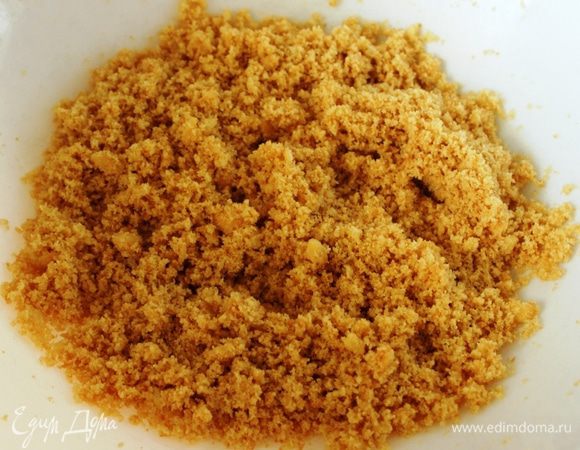 Печенье измельчить в крошку, добавить масло и перемешать до однородности. Если получится сухое тесто, добавить пару ложек ледяной воды.