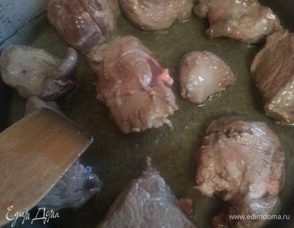 На предварительно разогретую сковороду наливаем растительное масло. Даем ему прогреться на среднем огне. Выкладываем кусочки баранины. Оставляйте между ними пространство, чтобы мясо обжарилось до золотистого цвета. При необходимости добавьте растительное масло. Обжаренные кусочки выложите в блюдо и накройте крышкой.