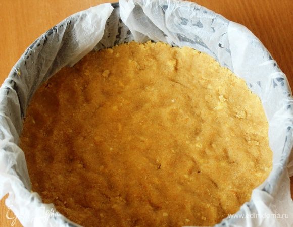 Выстелить разъемную форму бумагой (предварительно бумагу намочить в холодной воде). Выложить массу в форму и равномерно ее распределить. Я не стала формировать бортики, сделала только дно. Выпекать в предварительно разогретой до 180 градусов духовке 10 минут. Остудить...